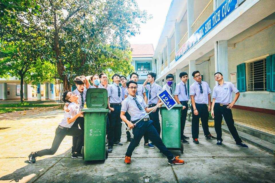 Bộ ảnh kỷ yếu cực “dị” nói trên được tập thể lớp 12A4 trường THPT Nguyễn Huệ (thành phố Huế, tỉnh Thừa Thiên – Huế) lên kế hoạch cách đây khoảng một tháng. (Ảnh: Lê Hồ Hoài Nhân).