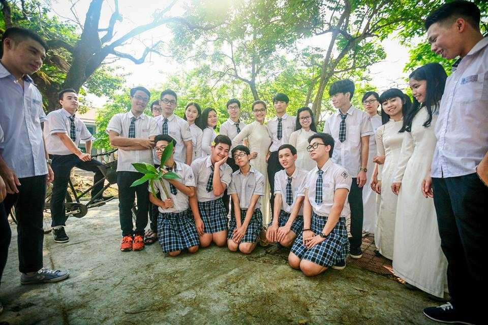 Chúng mình muốn có một bộ ảnh kỷ yếu chất, độc và khác hẳn với những lớp, trường khác để làm kỷ niệm. Thật vui là cả lớp đã đồng ý . Nhưng chỉ có vài tấm như vậy thôi, còn lại thì vẫn mang đồng phục bình thường”, Văn Tuân cho biết thêm. (Ảnh: Lê Hồ Hoài Nhân).