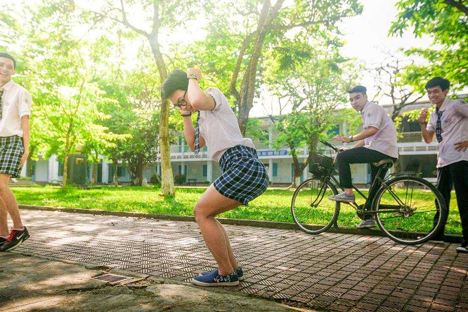 Trong suốt quá trình chup, cả thợ ảnh và học sinh lớp 12A4 đều hỗ trợ lẫn nhau để cho ra bức hình đẹp. Chính sự tinh nghịch, hiếu động của lứa tuổi học trò đã giúp các bạn thoải mái tạo dáng trước ống kính. (Ảnh: Lê Hồ Hoài Nhân).