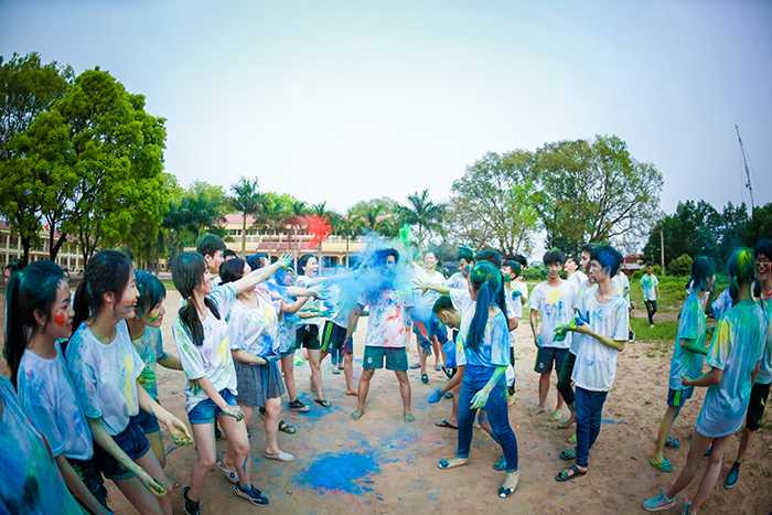 Bộ ảnh kỷ yếu "nhuốm" màu của học sinh Bắc Giang
