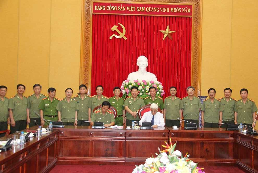 Tổng cục Chính trị CAND và Trường Đại học Hà Hoa Tiên ký hợp đồng mua bán tài sản gắn liền với đất.