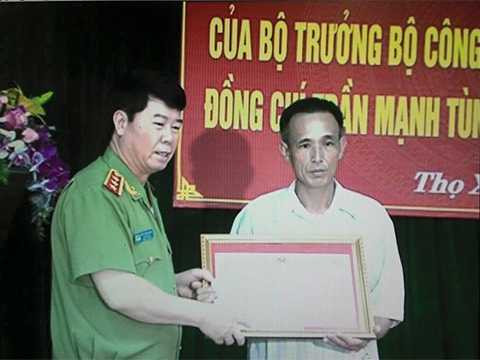 Thứ trưởng Bùi Văn Nam trao bằng khen của Bộ trưởng Bộ Công an truy tặng cho gia đình anh Trần Mạnh Tùng. Thứ trưởng Bùi Văn Nam trao bằng khen của Bộ trưởng Bộ Công an truy tặng cho gia đình anh Trần Mạnh Tùng.