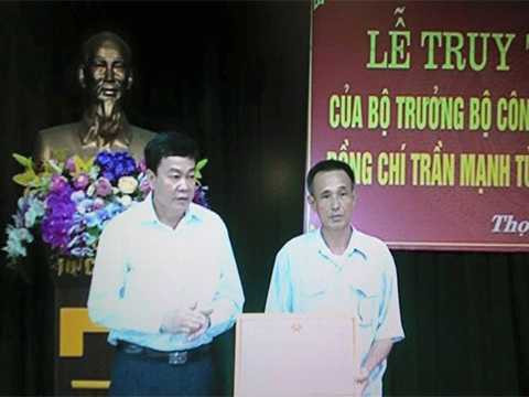 Ông Trần Đình Huân, thân phụ của đồng chí Trần Mạnh Tùng nhận hỗ trợ từ lãnh đạo UBND huyện Thọ Xuân. Ông Trần Đình Huân, thân phụ của đồng chí Trần Mạnh Tùng nhận hỗ trợ từ lãnh đạo UBND huyện Thọ Xuân.