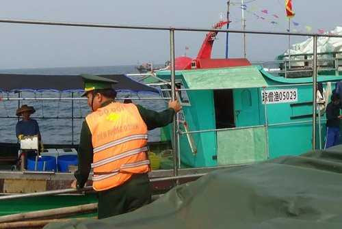 Bộ đội Biên phòng Quảng Bình đẩy đuổi các tàu cá Trung Quốc. (Ảnh do Bộ đội Biên phòng Quảng Bình cung cấp).