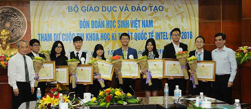 Lãnh đạo Bộ GD-ĐT chụp ảnh lưu niệm với các học sinh đoạt giải