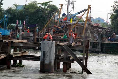 Công nhân thi công cầu Ghềnh mới đang hối hả để kịp tiến độ. Ảnh: Thái Hà