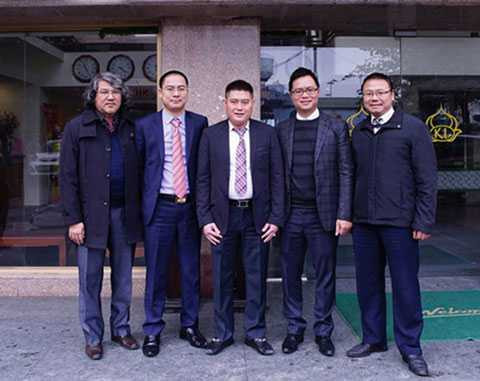 Bầu Thụy (giữa) và ban lãnh đạo Khách sạn Kim Liên.