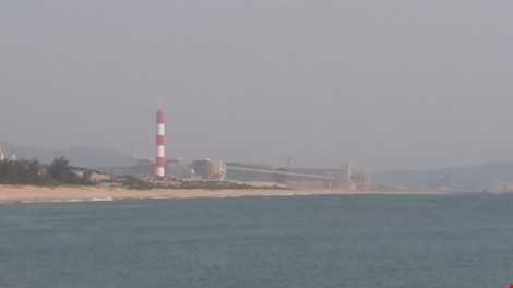 Toàn bộ dự án thép Formosa nằm sát bờ biển. (Ảnh chụp sáng 5-5 từ âu thuyền xã Kỳ Phương, thị xã Kỳ Anh) Ảnh: TP