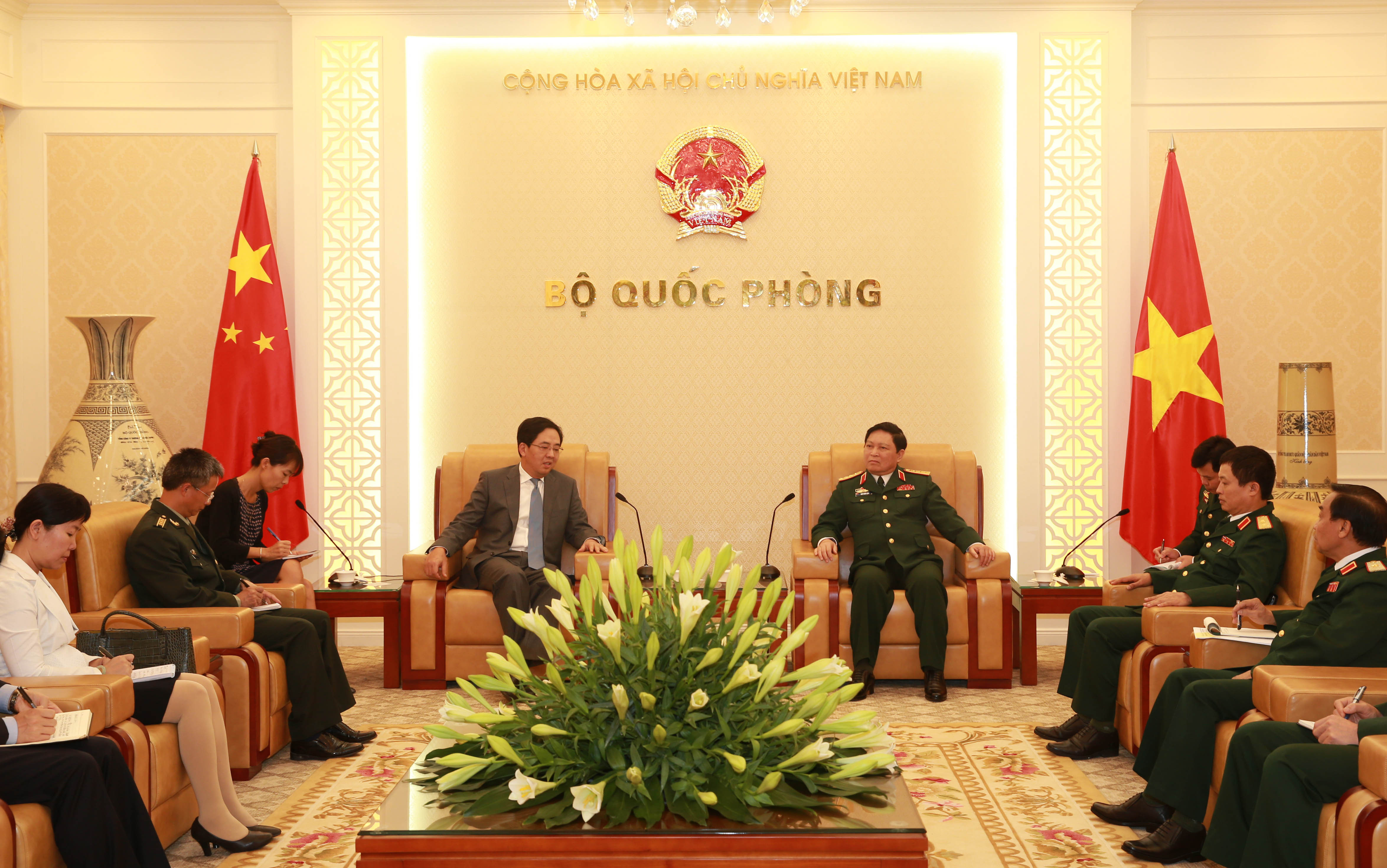 Đại tướng Ngô Xuân Lịch tiếp Đại sứ Trung Quốc Hồng Tiểu Dũng - Ảnh: Hồng Pha