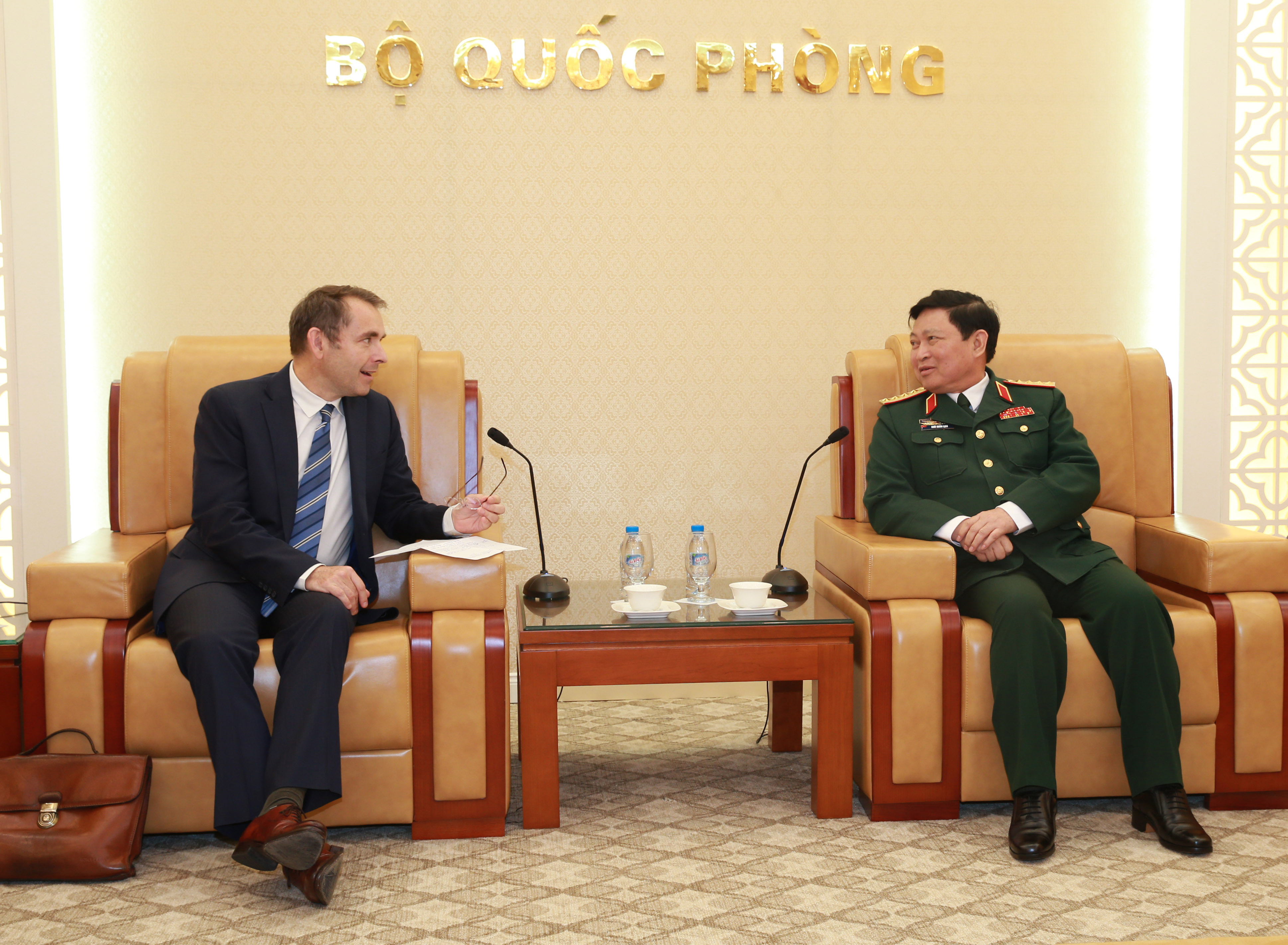 Đại tướng Ngô Xuân Lịch tiếp Đại sứ Pháp Jean-Noel Poirien - Ảnh: Hồng Pha