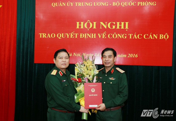 Đai tướng Ngô Xuân Lịch trao Quyết định của Thủ tướng Chính phủ bổ nhiệm Trung tướng Phan Văn Giang giữ chức Thứ trưởng Bộ Quốc phòng