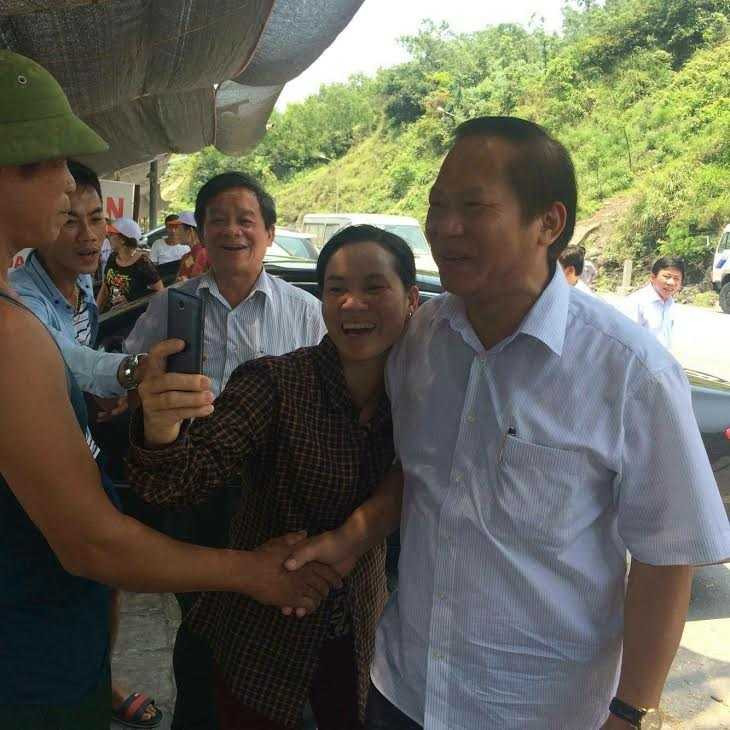 Bộ trưởng động viên bà con <a href='https://vtcnews.vn/kinh-te.1.0.html' >kinh doanh</a> hải sản ở Vũng Áng