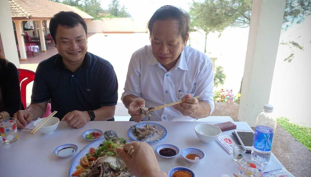 Bộ trưởng Trương Minh Tuấn mời các nhà báo dùng cơm trưa có món cá tại Quảng Bình 