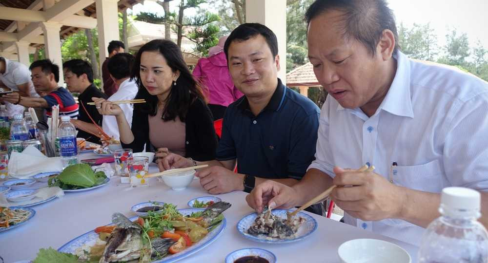 Bộ trưởng Trương Minh Tuấn mời đoàn công tác ăn trưa có món cá biển tại Quảng Bình 