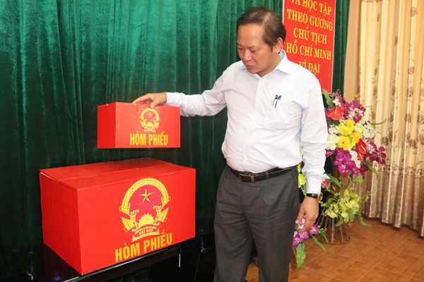 Bộ trưởng TT&TT kiểm tra hòm phiếu