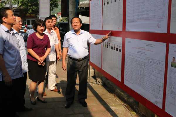 Bộ trưởng Trương Minh Tuấn kiểm tra một điểm bỏ phiếu ở Hà Giang.