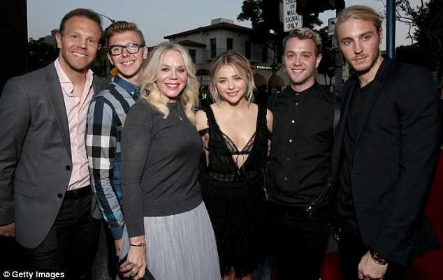 Brooklyn Beckham thắng đậm Neymar trong cuộc chiến tình trường