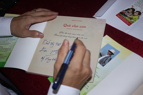 Tác giả kí tặng sách Quà cho con.