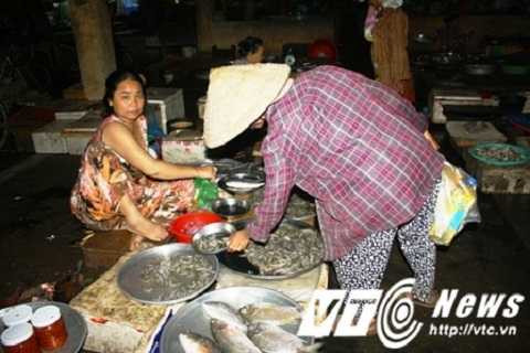 Vì mối lợi trước mắt, nhiều người đã mang cá ra chợ bán