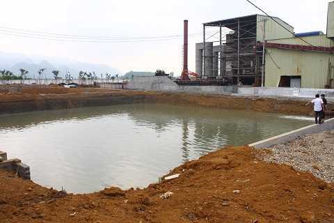 Nhà máy mía đường Hòa Bình tiếp tục chịu án phạt vì việc xả thải không phép ra sông bưởi dẫn đến tình trạng cá chết hàng loạt.