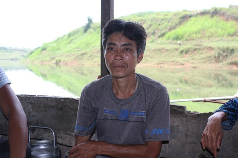 Người dân thất thần kể lại cảnh cá chết hàng loạt trong đêm. 