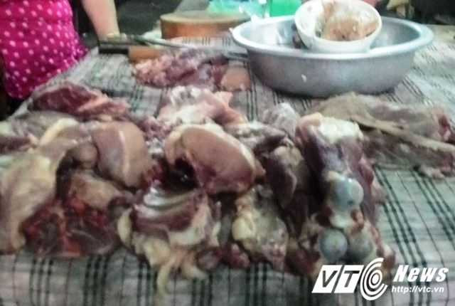 Sau khi tình trạng cá biển chết hàng loạt xảy ra khiến thịt lợn dù tăng giá nhưng vẫn cháy hàng.