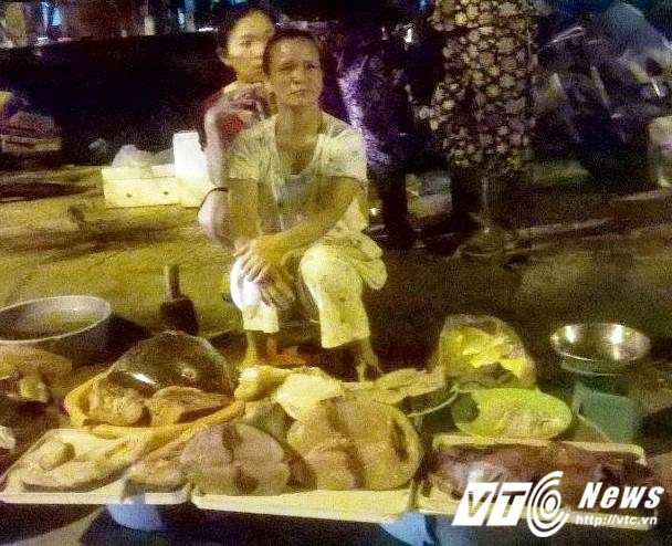 Trời đã tối nhưng cá của một tiểu thương vấn ế ẩm ít người hỏi mua.