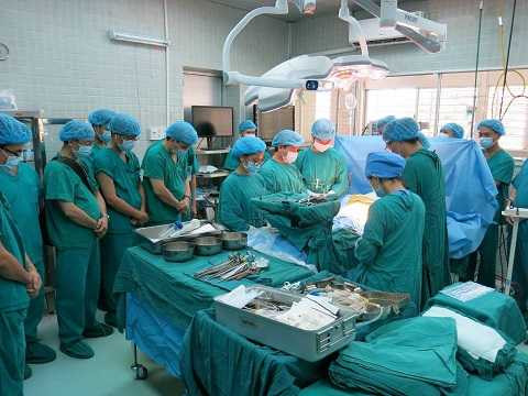 Ca ghép tạng xuyên Việt thứ 2 thành công: Xúc động hình ảnh bác sỹ cúi đầu trước chàng trai hiến tạng