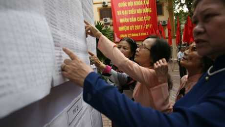 Cử tri Hà Nội xem thông tin ứng viên tại kỳ bầu cử ĐBQH khóa 13 và đại biểu HĐND TP. Ảnh: Lê Anh Dũng