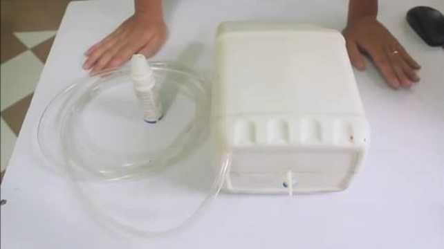 Một đoạn video hướng dẫn cách chế quạt phun sương giá rẻ ngay tại nhà khiến nhiều người quan tâm. Các bước tạo nên chiếc quạt này thực ra rất đơn giản. Bạn nên chuẩn bị các dụng cụ cần thiết như: một can đựng nước, một bình xịt mũi (có tác dụng dùng phần đầu xịt nước rất tốt, một đoạn ống gen dài từ 2,5 -3m, keo 502 để dán phần đầu phun sương vào ống gen. Và tiến hành theo từng bước dưới đây.