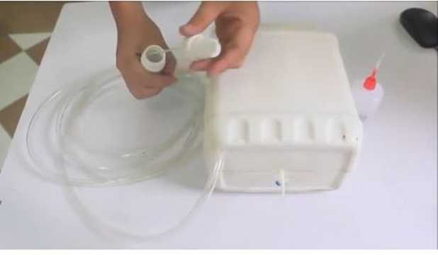 Bước 1: Lấy đầu ống xịt sau đó cắt lấy một phần, tính sao cho khoảng rộng tương xứng với đường kính của ống dẫn nước.