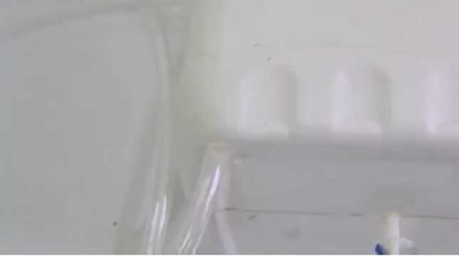 Bước 4: Trong lúc chờ keo khô thì tiến hành khoan bình đựng nước để cắm ống gen vào đó.