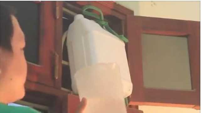 Bước 7: Đổ nước vào bình chứa.