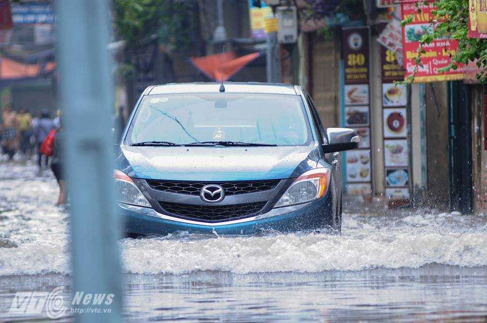 Hà Nội sáng 25/5, nhiều tuyến đường ngập sâu trong nước khiến việc di chuyển rất khó khăn