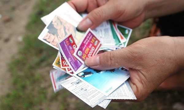 Tình trạng thẻ cào điện thoại giả đã và đang khiến không ít người tiêu dùng khốn khổ. Nhiều người mua thẻ cào với mệnh giá cao từ 100.000 - 200.000 đồng nhưng khi nạp vào máy thì chỉ được 10.000 - 20.000 đồng. Một số thẻ thậm chí còn trong tình trạng đã sử dụng trước đó. Ảnh minh họa.