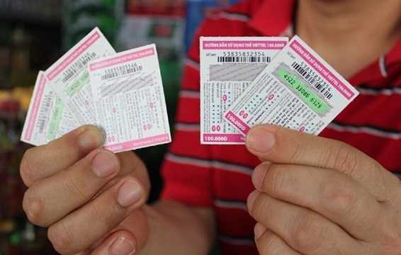 Các nhà mạng khuyến cáo, để tránh tình trạng mua thẻ cào giả, người nạp thẻ chỉ nên mua thẻ cào tại những cửa hàng, đại lý, điểm bán lẻ có uy tín. Ngoài ra, một số dấu hiệu dưới đây sẽ giúp bạn dễ dàng nhận biết được thẻ cào thật và thẻ cào giả. 