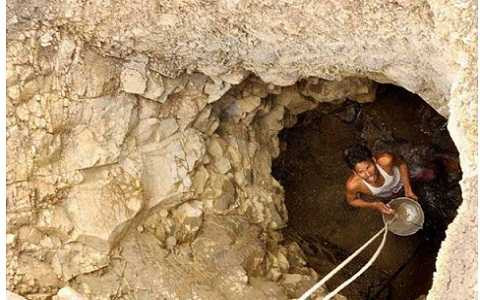 Giếng rộng 1,5 m, sâu 4,6 m và sẵn sàng sử dụng.