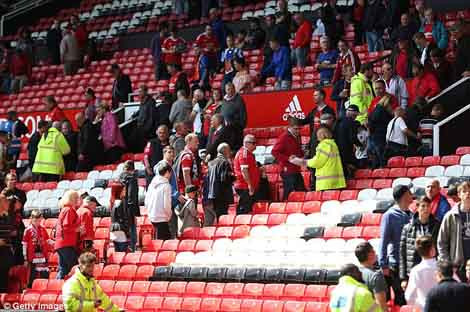 Các CĐV MU phải sơ tán khỏi sân Old Trafford