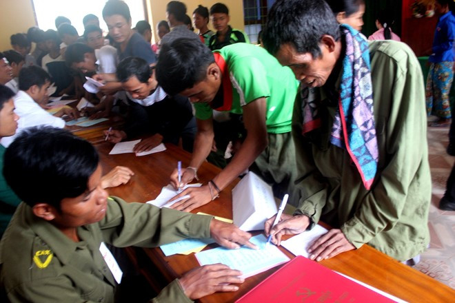 Cử tri người Ma Coong viết phiếu bầu để bỏ phiếu tại các điểm bầu cử ở xã Thượng Trạch. Ảnh: CTV.