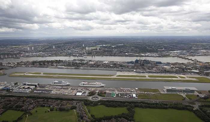 Sân bay nằm giữa mặt sông ở London, Anh