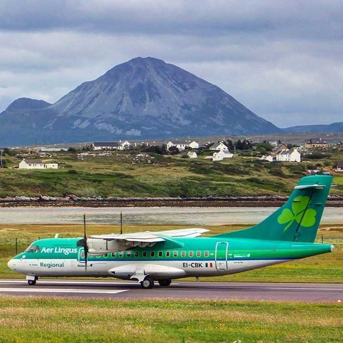 Sân bay nằm trong lòng núi ở Donegal, Ireland