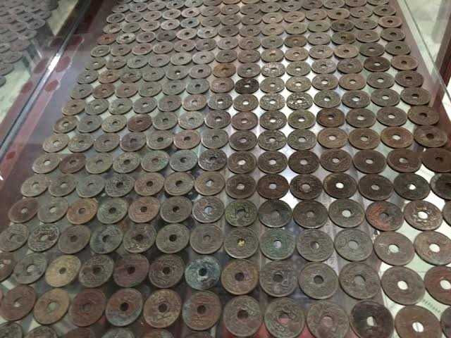 Cận cảnh bộ sưu tập tiền cổ trị giá cả tỷ đồng của thầy giáo dạy văn