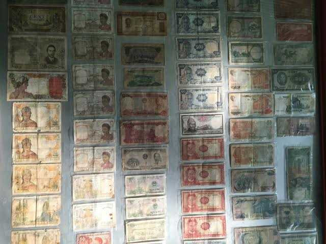Số tiền kim loại và giấy mà thầy Thầy đã sưu tầm được