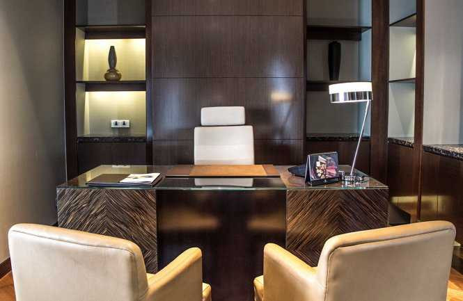 Phòng làm việc riêng nằm giữa phòng khách và phòng ngủ, có trang bị các thiết bị điện tử, viễn thông hiện đại để phục vụ công việc - Ảnh do khách sạn Marriott cung cấp