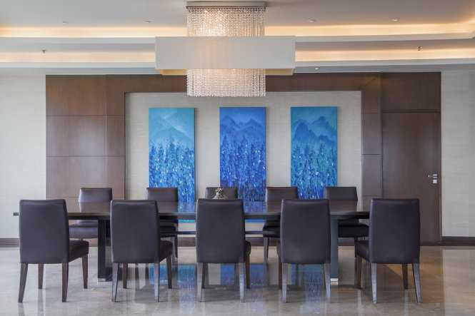 Ngay cạnh bộ salon đặt giữa phòng khách, trong phòng có bàn lớn 10 người ngồi, có thể làm việc, có thể sử dụng làm bàn ăn - Ảnh do khách sạn Marriott cung cấp