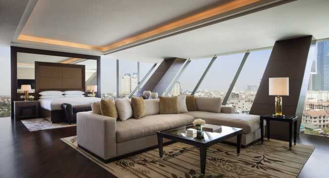 Phòng ngủ tổng thống được thiết kế nhiều cửa kính lớn lấy ánh sáng tự nhiên, có rèm kéo để đảm bảo sự riêng tư - Ảnh do khách sạn Marriott cung cấp