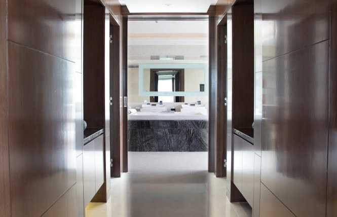 Phòng tắm được thiết kế nội thất gỗ, bên trong có bể sục và hai buồng tắm lớn- Ảnh do khách sạn Marriott cung cấp