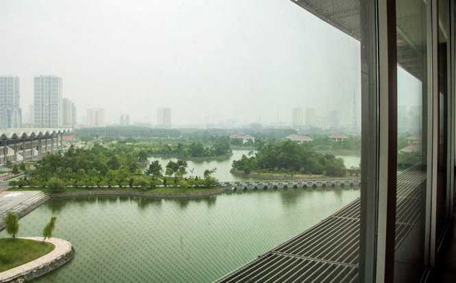 Phòng tổng thống có nhiều ô cửa kính lớn nhìn ra không gian xanh của Hà Nội - Ảnh do khách sạn Marriott cung cấp