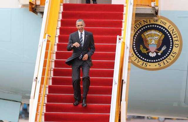Ông Obama rạng rỡ bước ra ngoài máy bay, ngay sau đó ông lên xe và ra khỏi sân bay (Ảnh: Thanh niên)