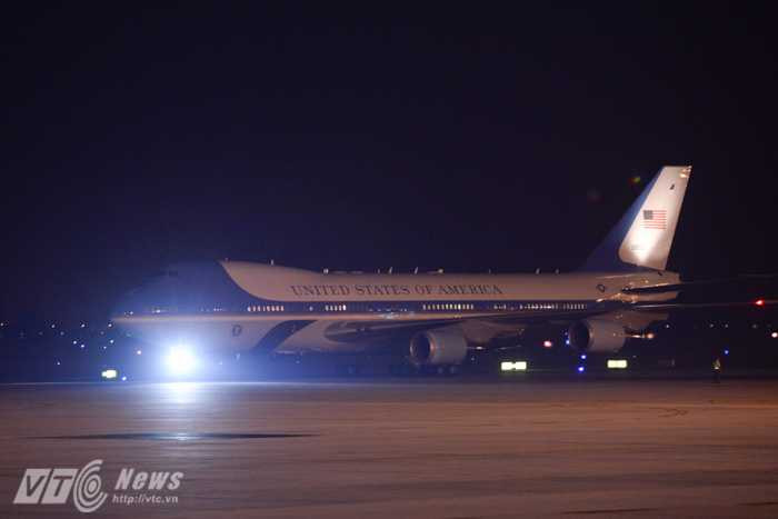 Chuyên cơ Air Force One hạ cánh và di chuyển trên sân bay Nội Bài - Ảnh: Tùng Đinh